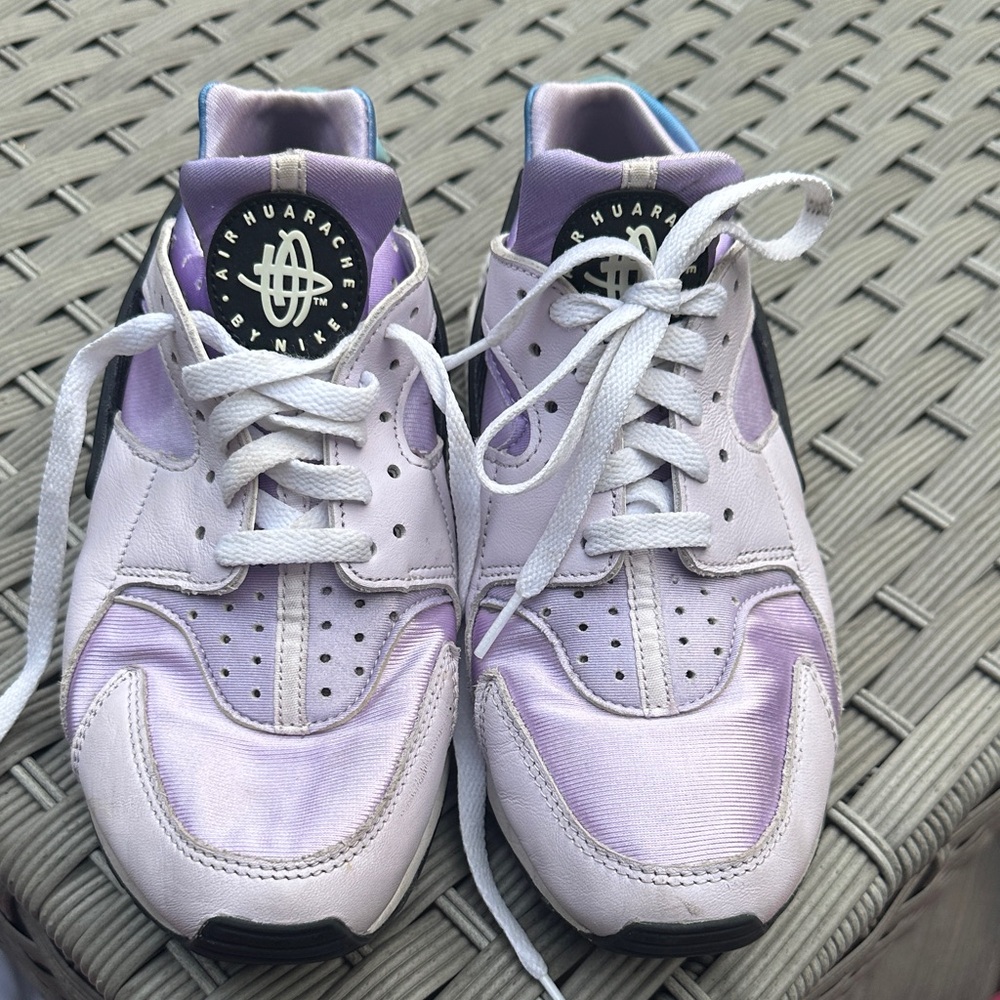 Nike Women’s Huarache Sneakers in Light Lavender and White